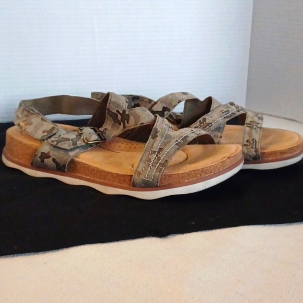 Clarks Collection, Ultimate Comfort Womens Velcro camo sandals Sz. 11